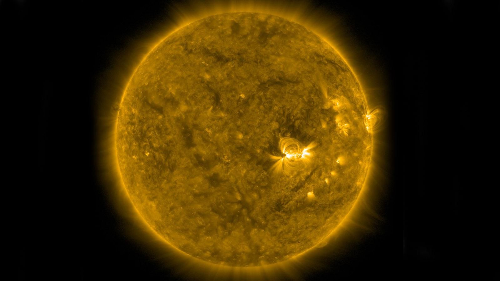 Ученые NASA показали уникальное фото, как "улыбается" солнце