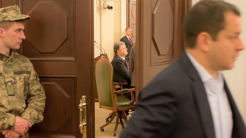Порошенко собирает фракцию: на заседание едет с передовой Порошенко собирает фракцию: на заседание едет с передовой