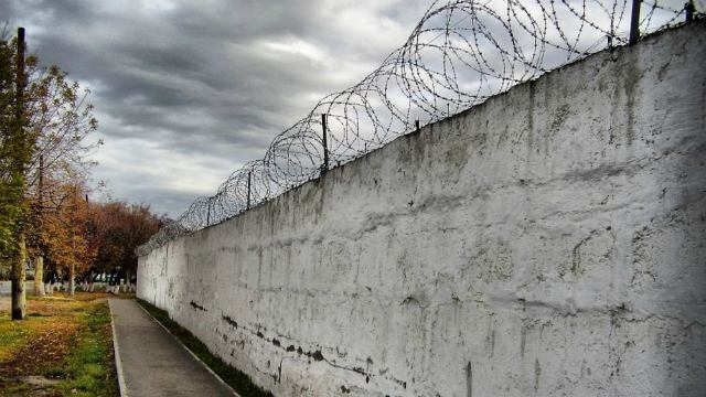 Расстрелы, наркотраффики и голодные бунты, –  чем живут колонии на оккупированной территории