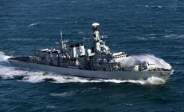 Британский фрегат будет следить за военным кораблем России