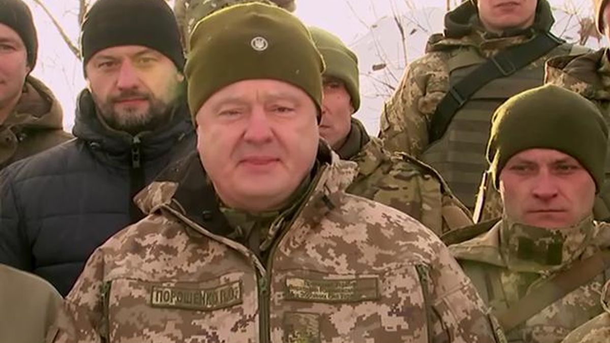 Порошенко на Донбасі привітав військових з річницею ЗСУ Порошенко на Донбасі привітав військових з річницею ЗСУ
