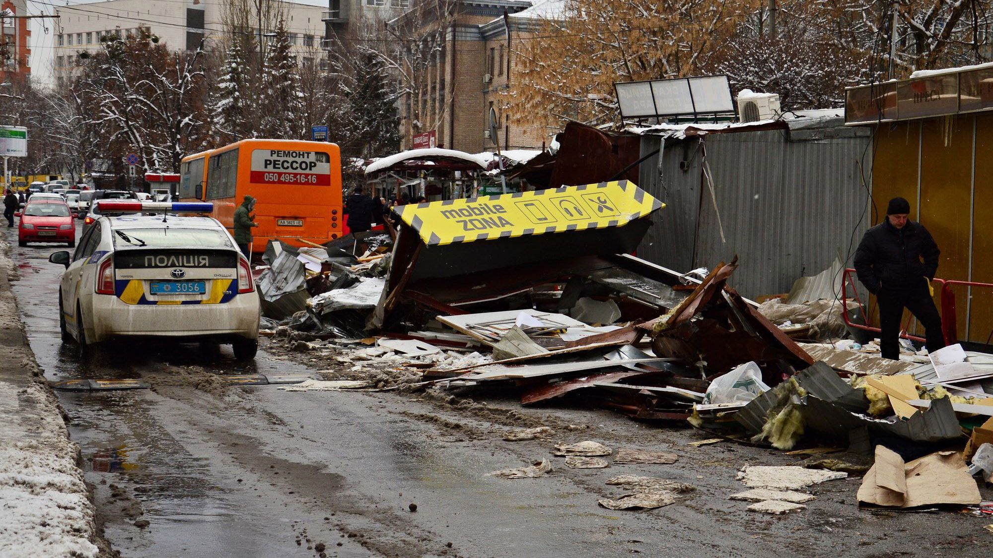 Коммунальщики нещадно разгромили ряд МАФов в Киеве