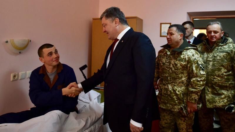 В медучреждениях страны находится более 100 бойцов: Порошенко озвучил точную цифру В медучреждениях страны находится более 100 бойцов: Порошенко озвучил точную цифру
