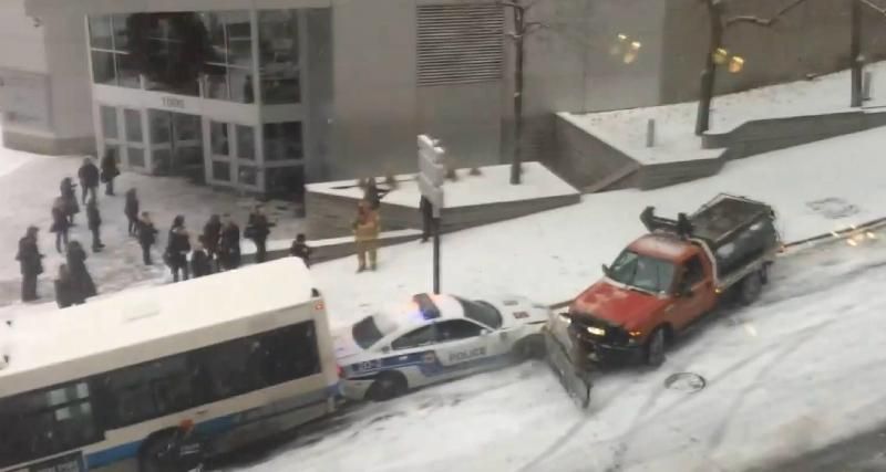 В Канаде произошло массовое ДТП из-за скользкой дороги В Канаде произошло массовое ДТП из-за скользкой дороги