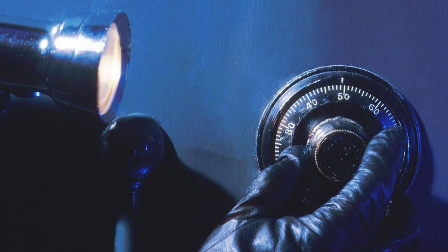 Злоумышленник украл из банка более трех миллионов долларов Злоумышленник украл из банка более трех миллионов долларов