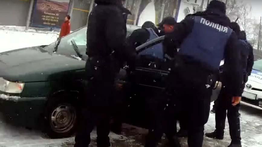 Неадекватный экс-милиционер покусал полицейского в Черновцах