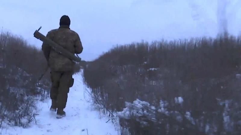 Террористы поливают наших армейцев из всех возможных калибров
Террористы поливают наших армейцев из всех возможных калибров