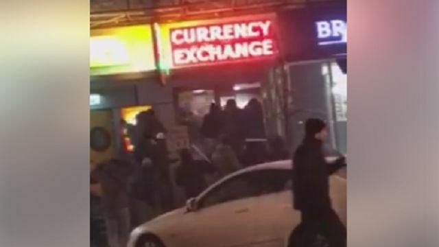 Возле "Олимпийского" продолжаются массовые погромы: обнародовали видео Возле "Олимпийского" продолжаются массовые погромы: обнародовали видео