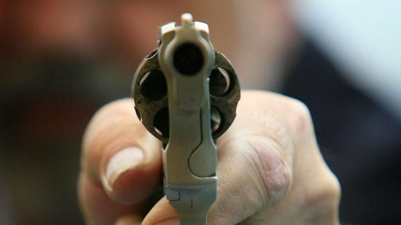 Озброєний підполковник влаштував "розбірки" з водієм сміттєвозу Озброєний підполковник влаштував "розбірки" з водієм сміттєвозу