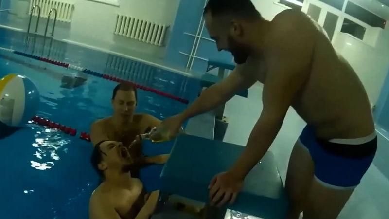 Російські мажори влаштували розпусну вечірку в шкільному басейні 