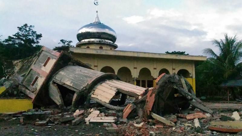 Разрушительное землетрясение в Индонезии: погибло более 25 человек