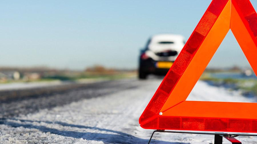 Легковушка врезалась в туристический автобус на Львовщине