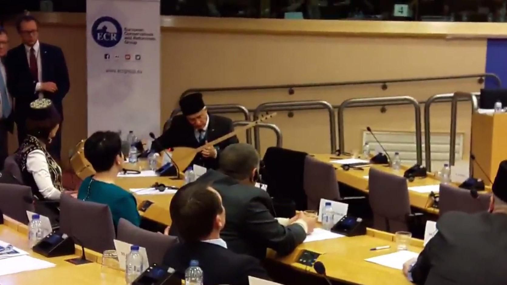 Живая крымскотатарская музыка впервые прозвучала в Европарламенте: появилось видео