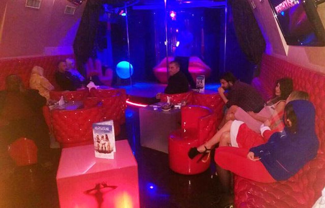 У Києві викрили порностудію та стриптиз-клуби, які кришували "правоохоронці" У Києві викрили порностудію та стриптиз-клуби, які кришували "правоохоронці"