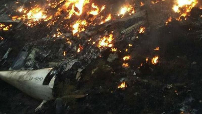 Люди згоріли заживо. З'явилися подробиці та фото авіакатастрофи в Пакистані Люди згоріли заживо. З'явилися подробиці та фото авіакатастрофи в Пакистані