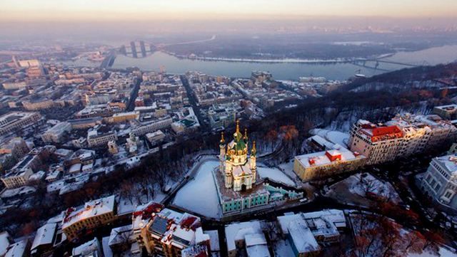 У мережі з'явилось відео засніженого Києва з висоти пташиного польоту