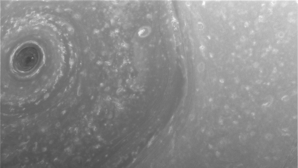 NASA опубликовала новые уникальные фото с Сатурна