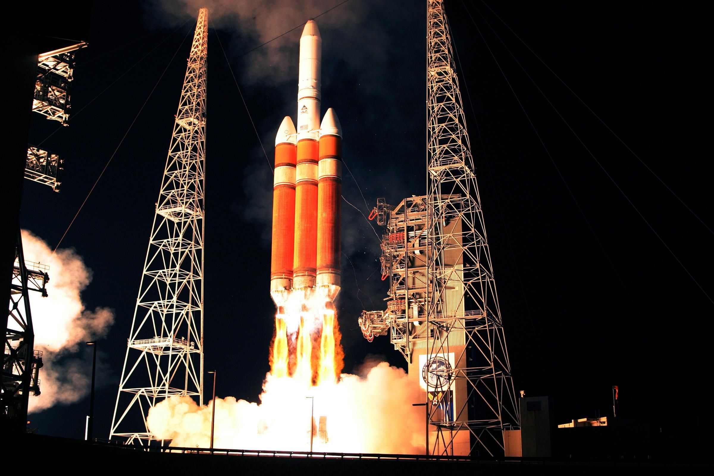 США успешно запустили ракету с военным спутником