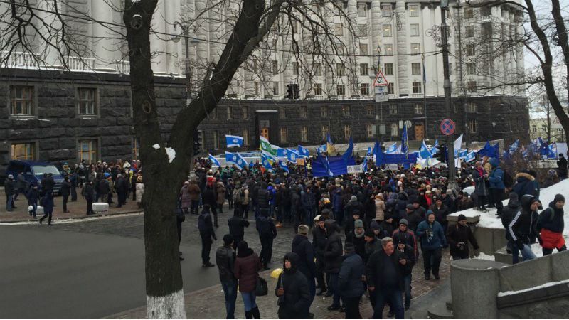 Снова митинг в Киеве. Несколько тысяч протестующих двинулись к Кабмину