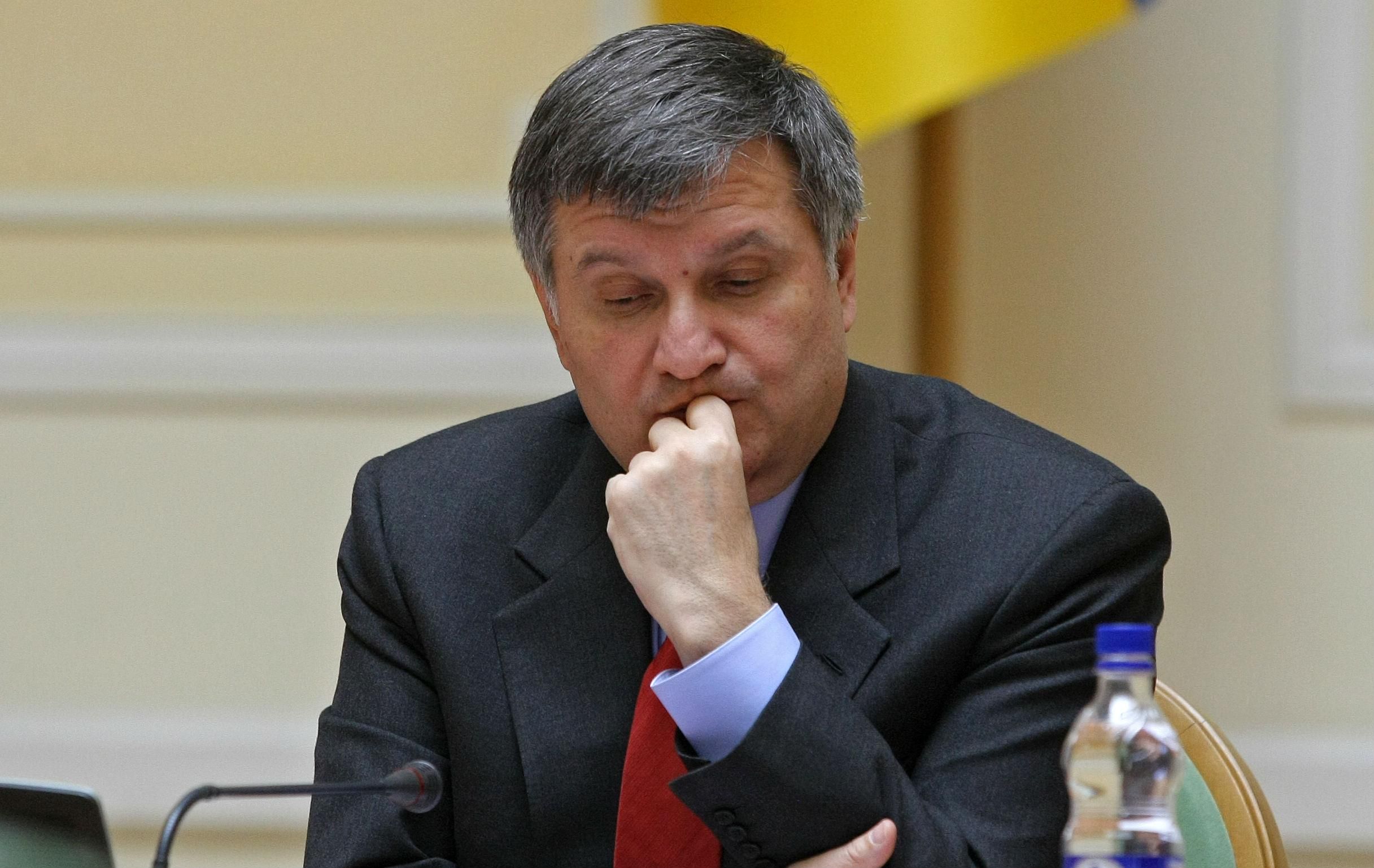 Аваков нагородив гвинтівкою свого охоронця, якого підозрюють у розстрілі активістів Майдану Аваков нагородив гвинтівкою свого охоронця, якого підозрюють у розстрілі активістів Майдану