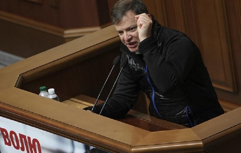 Ляшко в Верховной Раде облила соком россиянка Ляшко в Верховной Раде облила соком россиянка