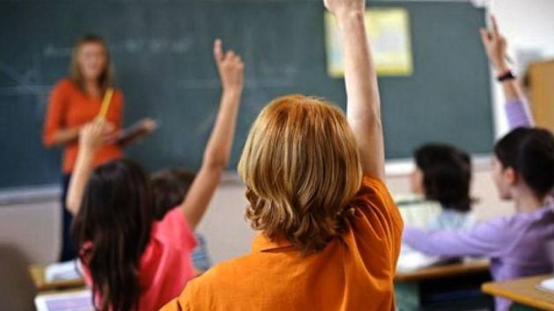 Жорстока освіта: вчитель грубо вдарив ученицю по голові в школі