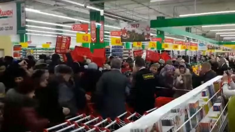 Россияне устроили массовую драку на открытии "Ашана" – обнародовали видео Россияне устроили массовую драку на открытии "Ашана" – обнародовали видео