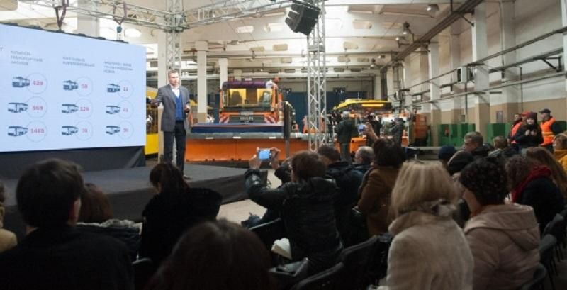 Віталій Кличко: "На ремонт доріг у Києві виділено майже півтора мільярда гривень" Віталій Кличко: "На ремонт доріг у Києві виділено майже півтора мільярда гривень"