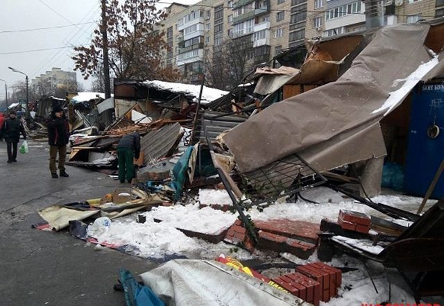 Неизвестные в балаклавах бульдозером разгромили рынок в Киеве