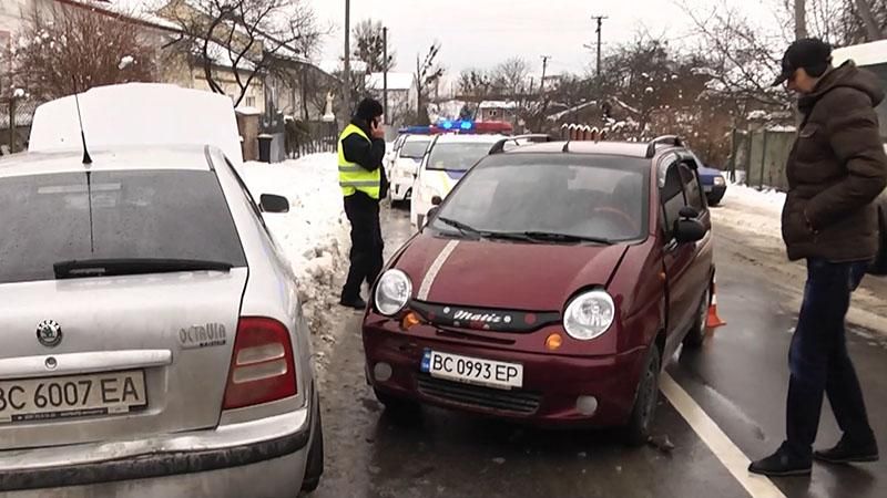 Через ожеледицю в Україні автомобілі злітали з доріг та перевертались в кювети