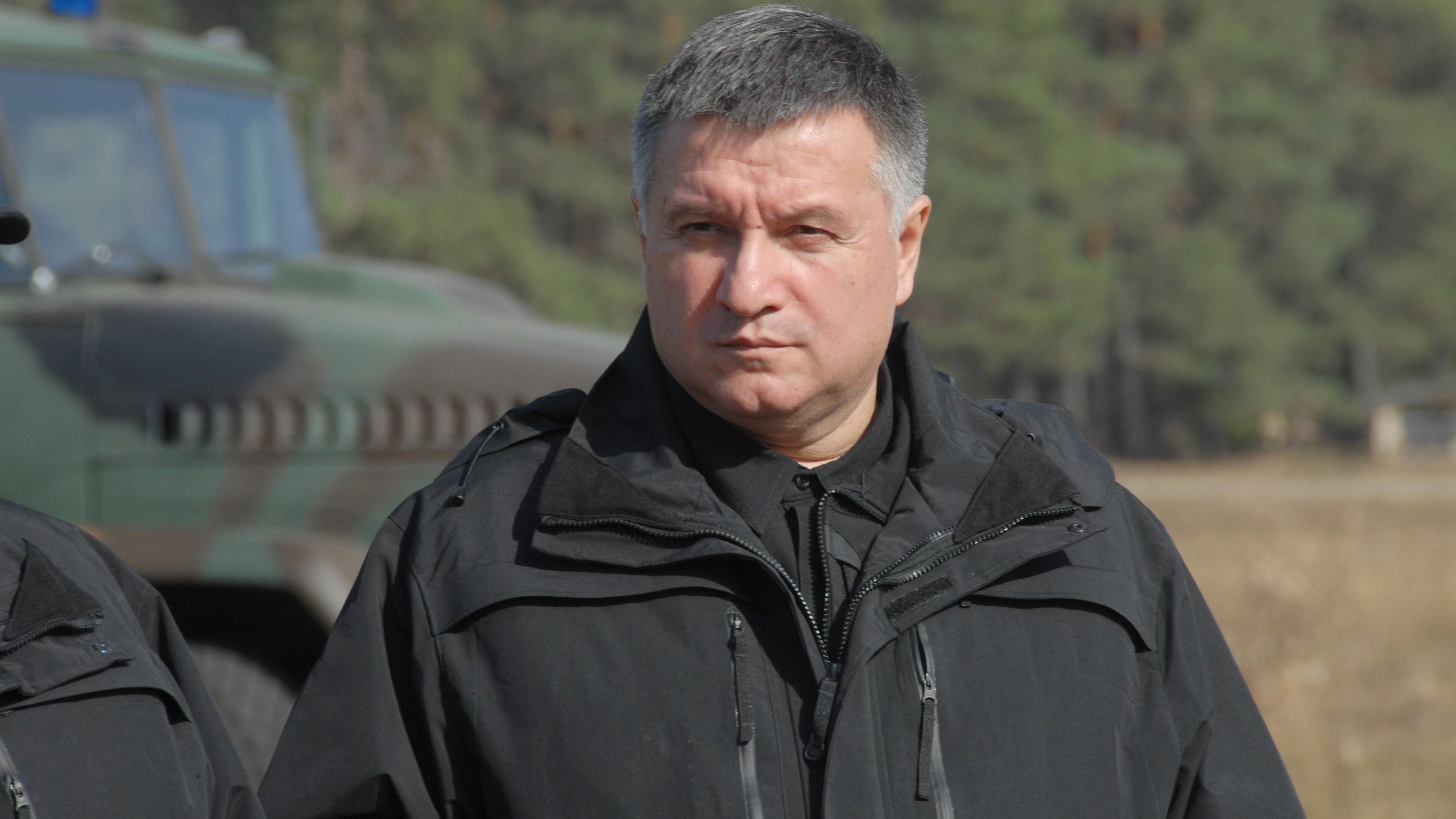 Аваков увидел "интересные документы" среди найденных драгоценностей Азарова Аваков увидел "интересные документы" среди найденных драгоценностей Азарова