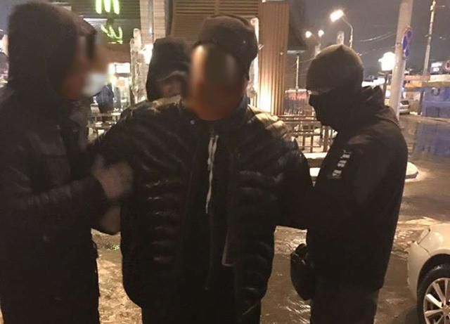 На взятке в 12 тысяч поймали патрульного полицейского в Киеве На взятке в 12 тысяч поймали патрульного полицейского в Киеве