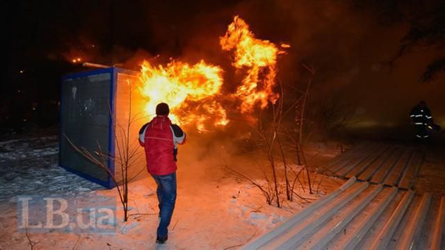 Недовольные киевляне сожгли забор и жилой вагончик на строительной площадке