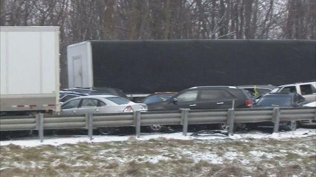 Масштабна ДТП за участю щонайменше 40 машин у США: є жертви Масштабна ДТП за участю щонайменше 40 машин у США: є жертви