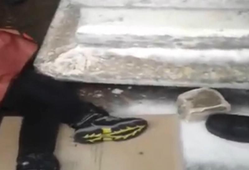 В Черкассах школьника вытаскивали из-под бетонной плиты В Черкассах школьника вытаскивали из-под бетонной плиты