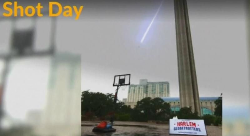 Неймовірний кидок м'яча у кільце з висоти 177 метрів: з'явилося відео
Неймовірний кидок м'яча у кільце з висоти 177 метрів: з'явилося відео