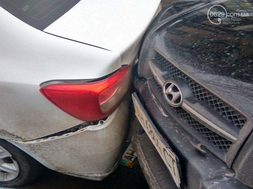 У Маріуполі в аварію потрапили одразу 5 авто: опублікували фото