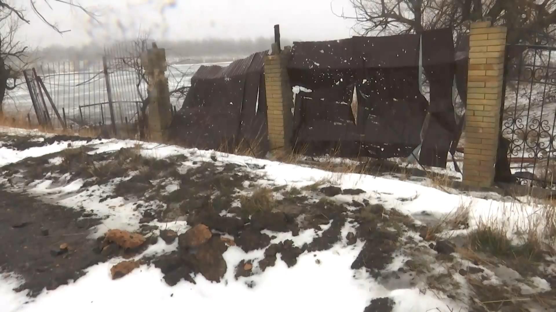 "Руский мір" переходить межі: під обстріл потрапило село за лінією фронту "Руский мір" переходить межі: під обстріл потрапило село за лінією фронту