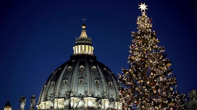 Главная католическая елка мира засияла рождественскими огнями