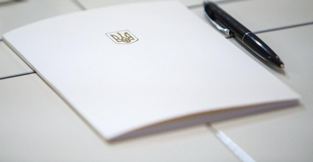 Порошенко уволил председателя Славянской РГА, которому выразили недоверие Порошенко уволил председателя Славянской РГА, которому выразили недоверие