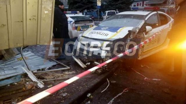 Полицейский Prius влетел в хлебный киоск Полицейский Prius влетел в хлебный киоск