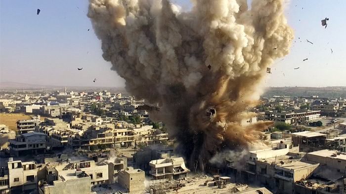 З'явилися кадри, як люди тікають від війни в Сирії: моторошне відео З'явилися кадри, як люди тікають від війни в Сирії: моторошне відео