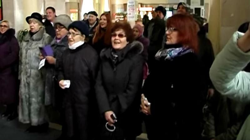 Назад в Союз. На вокзалі в Херсоні люди масово заспівали радянську пісню Назад в Союз. На вокзалі в Херсоні люди масово заспівали радянську пісню