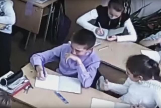 Школяр з Криму розплакався, коли почув гімн України на уроці