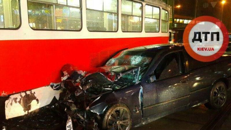 Жуткое ДТП в Киеве: авто на скорости врезалось в трамвай с пассажирами