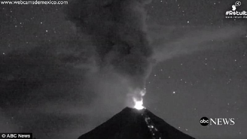 Опублікували ефектні фото та відео виверження вулкану