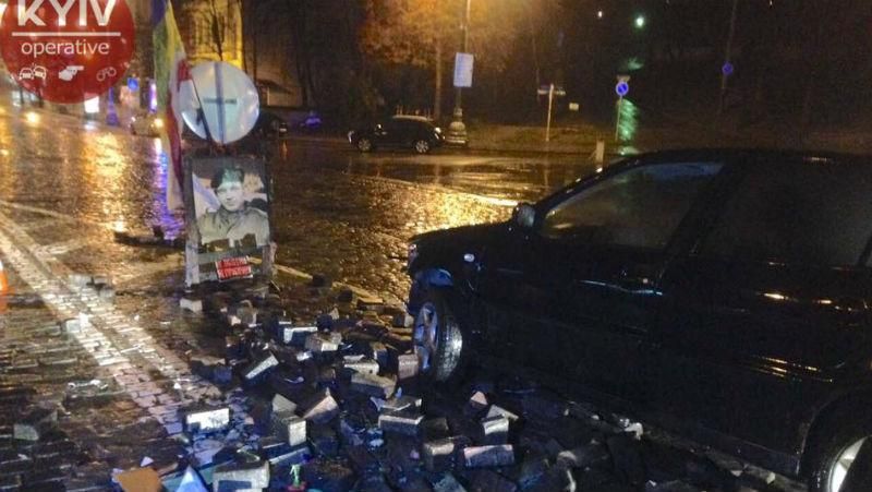 В Киеве повредили памятник герою Небесной сотни