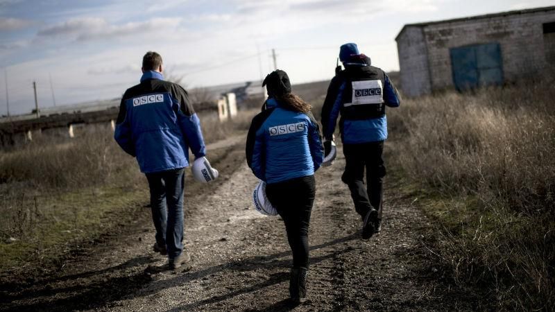 Поблизу Маріуполя помітили озброєних росіян у військовій формі Поблизу Маріуполя помітили озброєних росіян у військовій формі