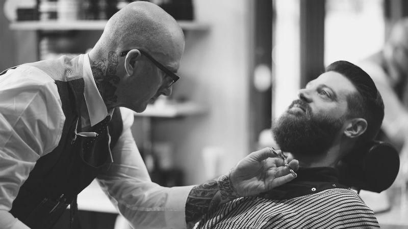 Барбер-культура: звідки взялася мода на чоловічі зачіски та брутальні бороди Барбер-культура: звідки взялася мода на чоловічі зачіски та брутальні бороди