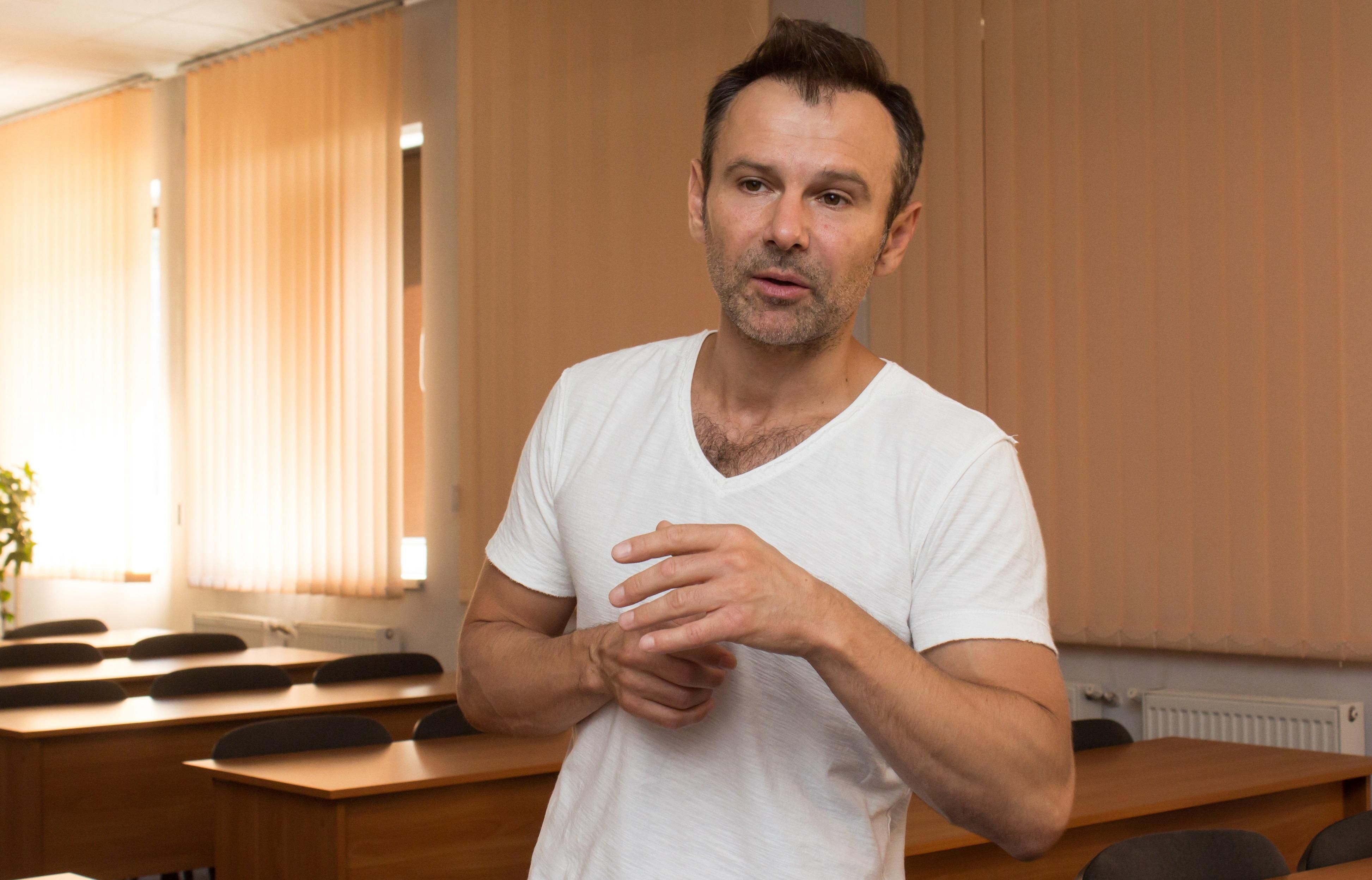 Вакарчук набросился на политических экспертов: раскачивают лодку Вакарчук набросился на политических экспертов: раскачивают лодку